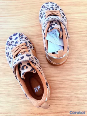 ropa y zapatos - 🐆 **Tenis H&M para niña – Animal Print** 2