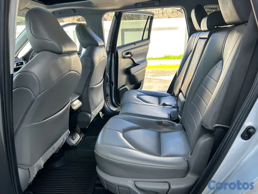 jeepetas y camionetas - Toyota highlander 2022 XLE 4x4 7