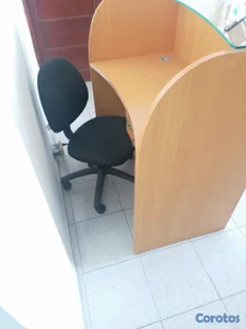 counter recepción y silla

