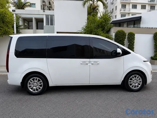 jeepetas y camionetas - Hyundai Staria  13