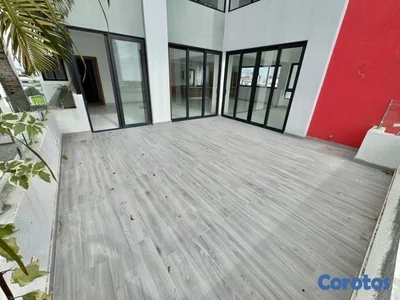 Penhouse uno por piso de tres hab . tres parqueos vista la mar US 685,000