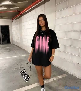 Camiseta Oversize Negra Estilo Streetwear / Y2K (Estampado Rosa)