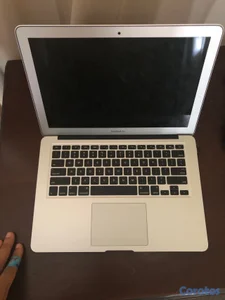 es una Apple Mac book air para piezas dejo de prender lo demás esta muy bien 