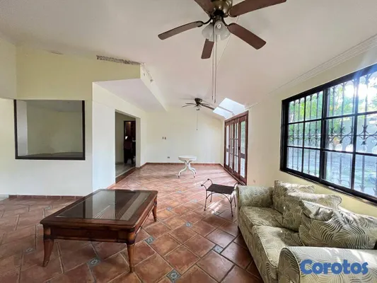 casas - Casa de 5 habitaciones 3 baños en alquiler en Juli 4