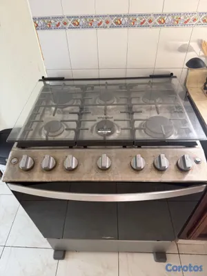 cocina - Estufa Whirlpool 30” + Extractor – RD$32,000 3