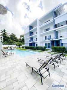 Hermoso apartamento amueblado con jardín y piscina.
