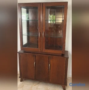 VITRINA DE CAOBA CENTENARIA – RD$28,000 NEGOCIABLE