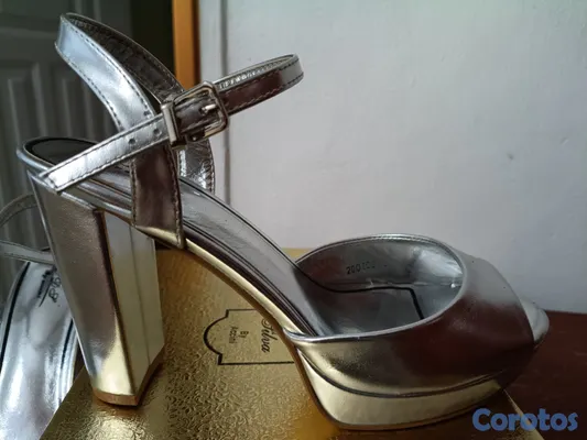 zapatos para mujer - Vendo Sandalias Plateadas de Fiesta como Nuevas 2