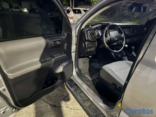 jeepetas y camionetas - Toyota Tacoma 2020 sr5 poco uso 4x4 único dueño  3