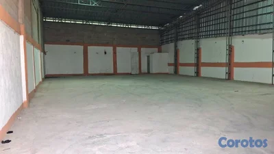 Alquilo Nave 300 mts en los girasoles  av monument