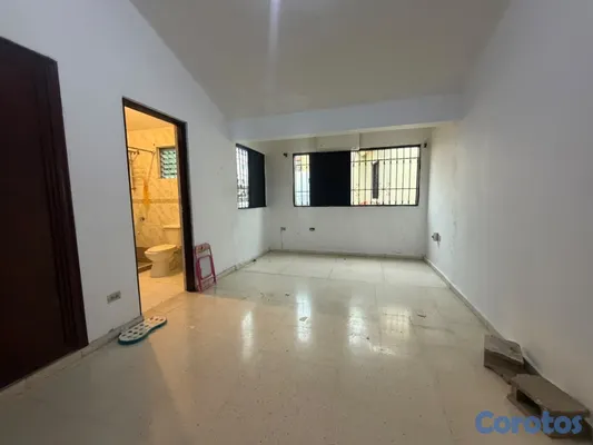 casas - vendo casa avenide Cayetano Germosen dos niveles tres habitaciones marquesina  2
