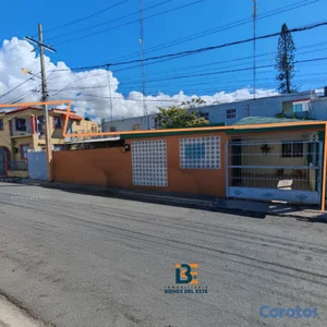 Se vende amplia vivienda con cuatro dormitorios, m