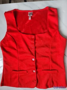 Blusa roja de vestir con botones. 