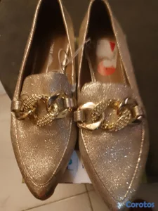 zapatos nuevo para dama talla 7,5
dorado 
