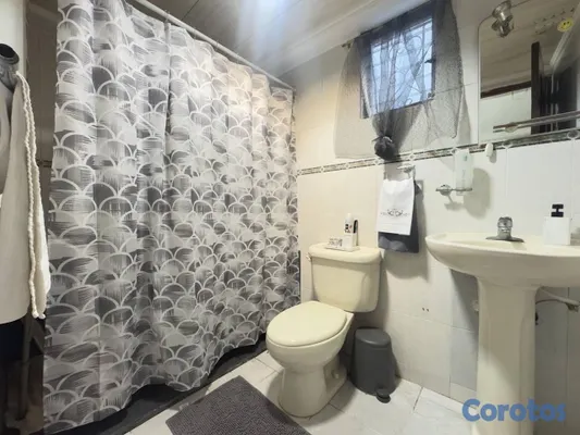 apartamentos - vendo Evaristo Morales tres habitaciones dos baños dos parqueos cuarto servicio  9