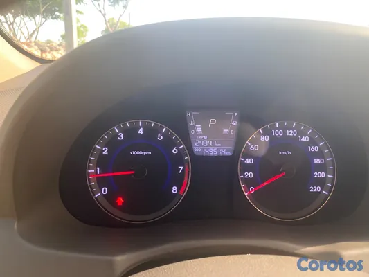 carros - Hyundai Accent 2013 Automático | CarPlay + Cámara 8