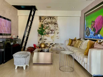 Penthouse de tres niveles en venta / pisos altos
