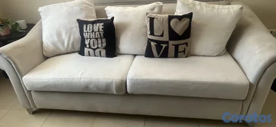 mueble con 2 mesas cojines y alfombra todo aprovecha 