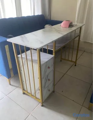salud y belleza - Mesa de uñas acrílicas con su lámpara de iluminación y de secado. 3