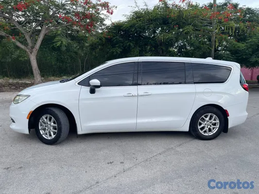 jeepetas y camionetas - Chrysler Pacifica 2017 excelentes condiciones  2