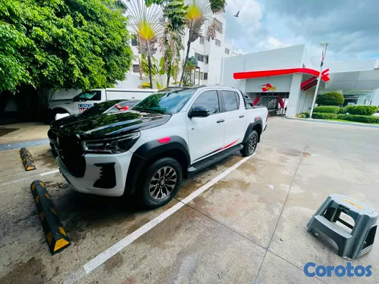 jeepetas y camionetas - Toyota hilux gr 2023 10