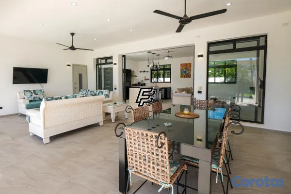 casas vacacionales y villas - Exclusiva Villa Moderna: 5 Hab. a pocos metros del mar en Comunidad Privada 10