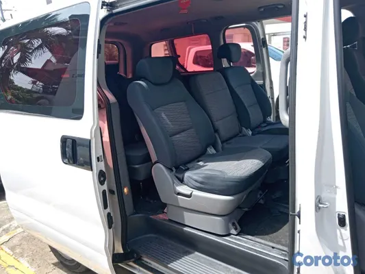 jeepetas y camionetas - Hyundai H1 2016 blanca 8