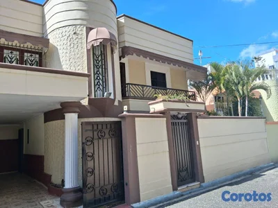 Casa de dos niveles en venta en El Millon
