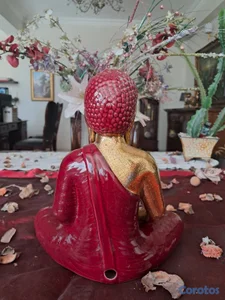 Escultura de un Buda contemplativo