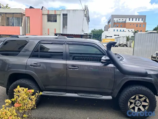 jeepetas y camionetas - JEEP TOYOTA 4RUNNER, PREMIUM AÑO 2017, 4X4, FULL PARA MONTIAR, BIEN CUIDADA... 2