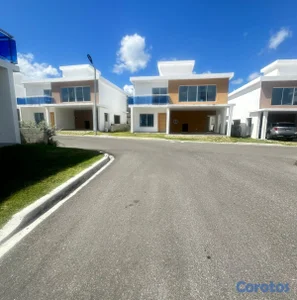 Residencial Palmeras del Sur | Casas de 3 Habitaciones con Piscina