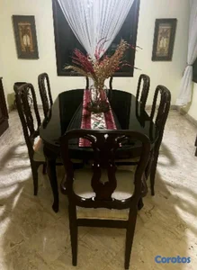 Vendo Juego de Comedor de 6 sillas en Caoba 