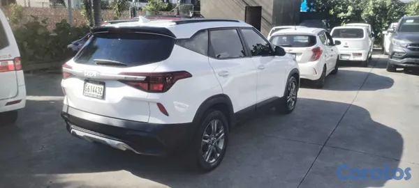 jeepetas y camionetas - Vendo Kia Seltos 2023 en óptimas condiciones 5