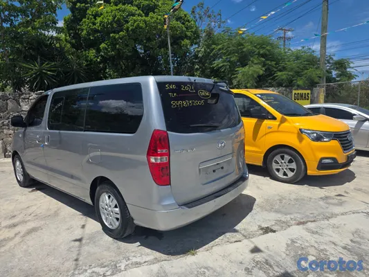 jeepetas y camionetas - HYUNDAI GRAND STAREX 2021 RECIEN IMPORTADA ESTA EN 9