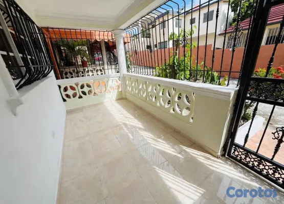 casas - Casa de 2 niveles en venta en Villa Aura 12