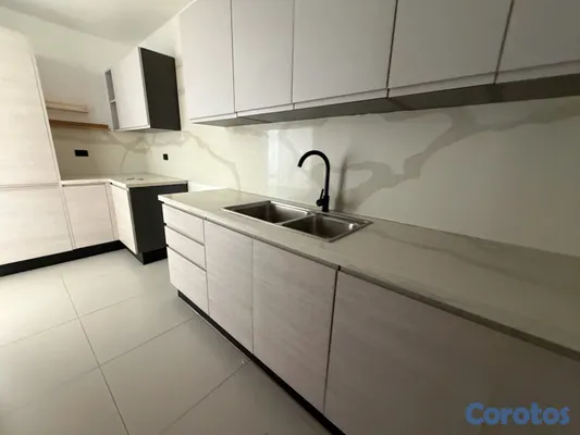 apartamentos - alquiló Evaristo Morales piso 3 dos habitaciones 2.5 baños dos parqueos balcón  11
