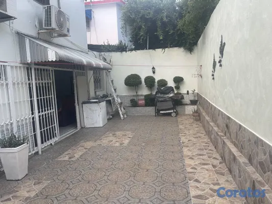 casas - Casa de 2 niveles en venta en Los Jardines 14