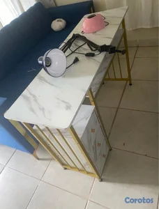 Mesa de uñas acrílicas con su lámpara de iluminación y de secado.