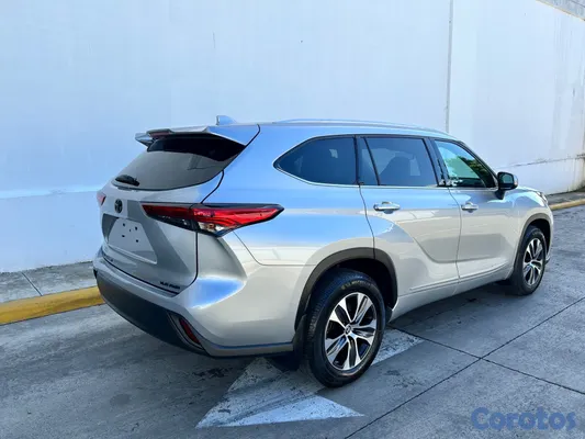 jeepetas y camionetas - Toyota highlander 2022 XLE 4x4 5