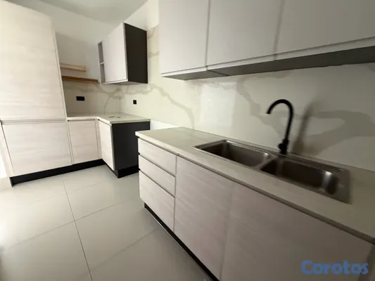 apartamentos - alquiló Evaristo Morales piso 3 dos habitaciones 2.5 baños dos parqueos balcón  7