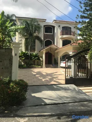 apartamentos - CASA EN VENTA EN ARROYO HONDO lll CON PISCINA 4 HABIACIONES  4