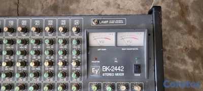 Equipo dé música piano, consola, mixer, ecualizado