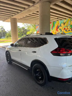 jeepetas y camionetas - Nissan Rogue SV AWD 2017 en Excelente Condición 2
