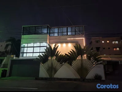 Casa de 6 habitaciones en venta cerca a la Av Inde