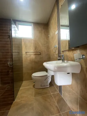 apartamentos - Piso alto de con La Línea blanca en La Esmeralda, Santiago. 7