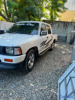 jeepetas y camionetas - vendo camioneta Toyota hilux  pecio $395 negociable  2
