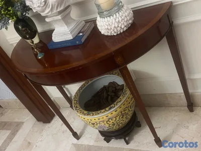 Mesa Consola Clásica de Madera – Estilo Elegante