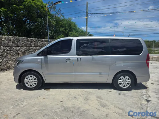 jeepetas y camionetas - HYUNDAI GRAND STAREX 2021 RECIEN IMPORTADA ESTA EN 9