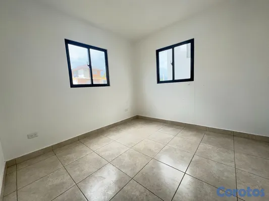 apartamentos - Apartamento Primer Nivel con Patio en Venta, Av. H 11