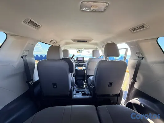 jeepetas y camionetas - Toyota Sienna LE 2021 4